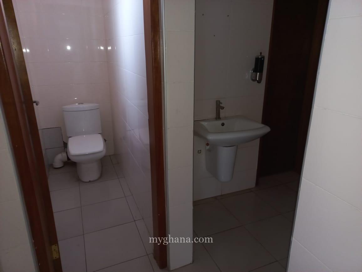 8 bedroom office facility for rent at Dzorwulu near Bedmate in Accra