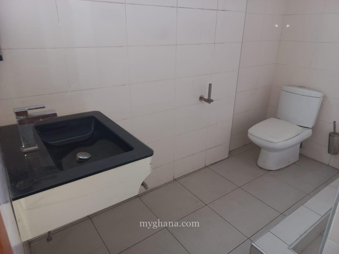 8 bedroom office facility for rent at Dzorwulu near Bedmate in Accra