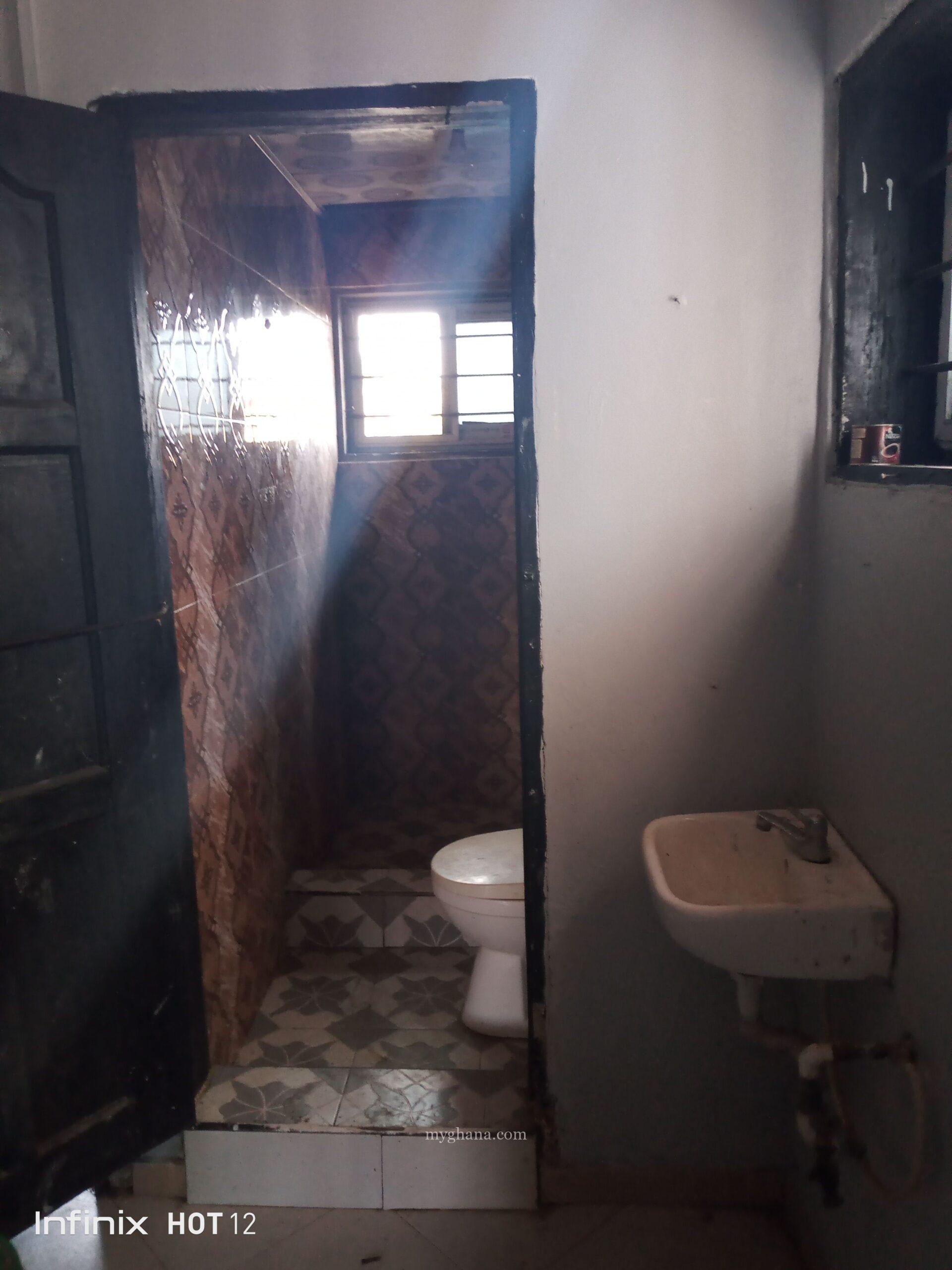 2 bedrooms self contained apartment at dansoman exhibition Areas for rent