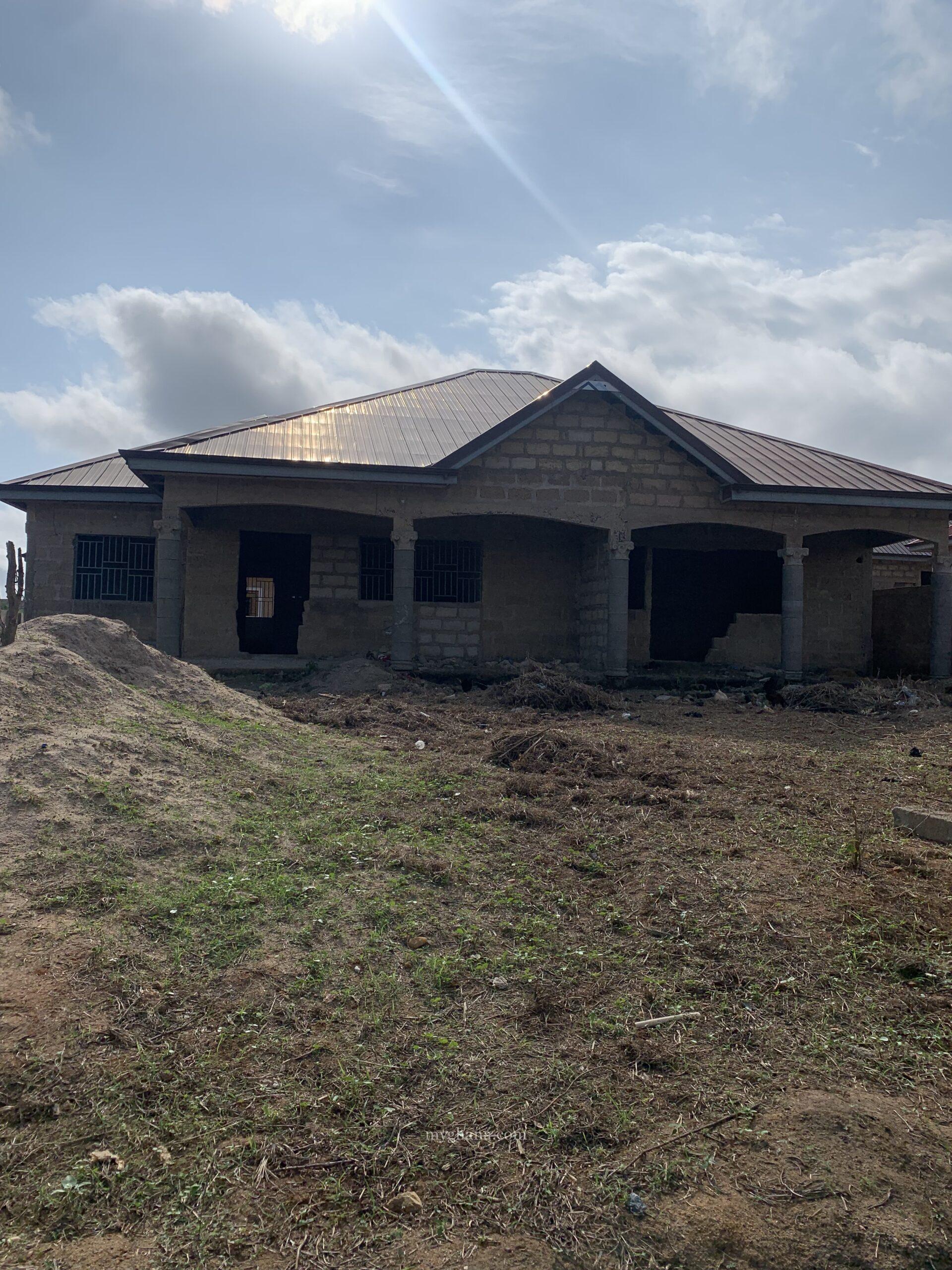 4 Bed rooms house for sale ( uncompleted )