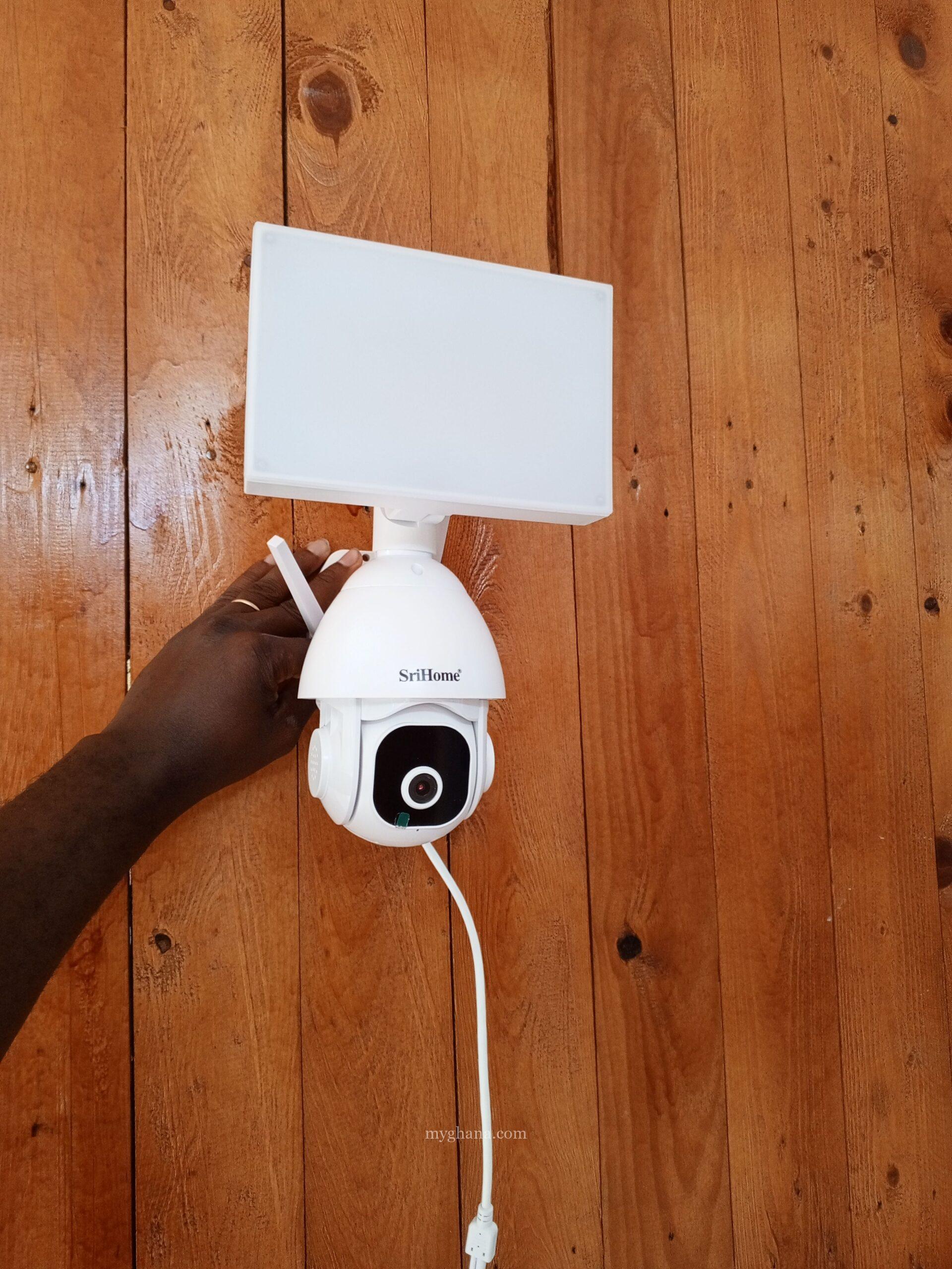 Wireless security camera with floodlight