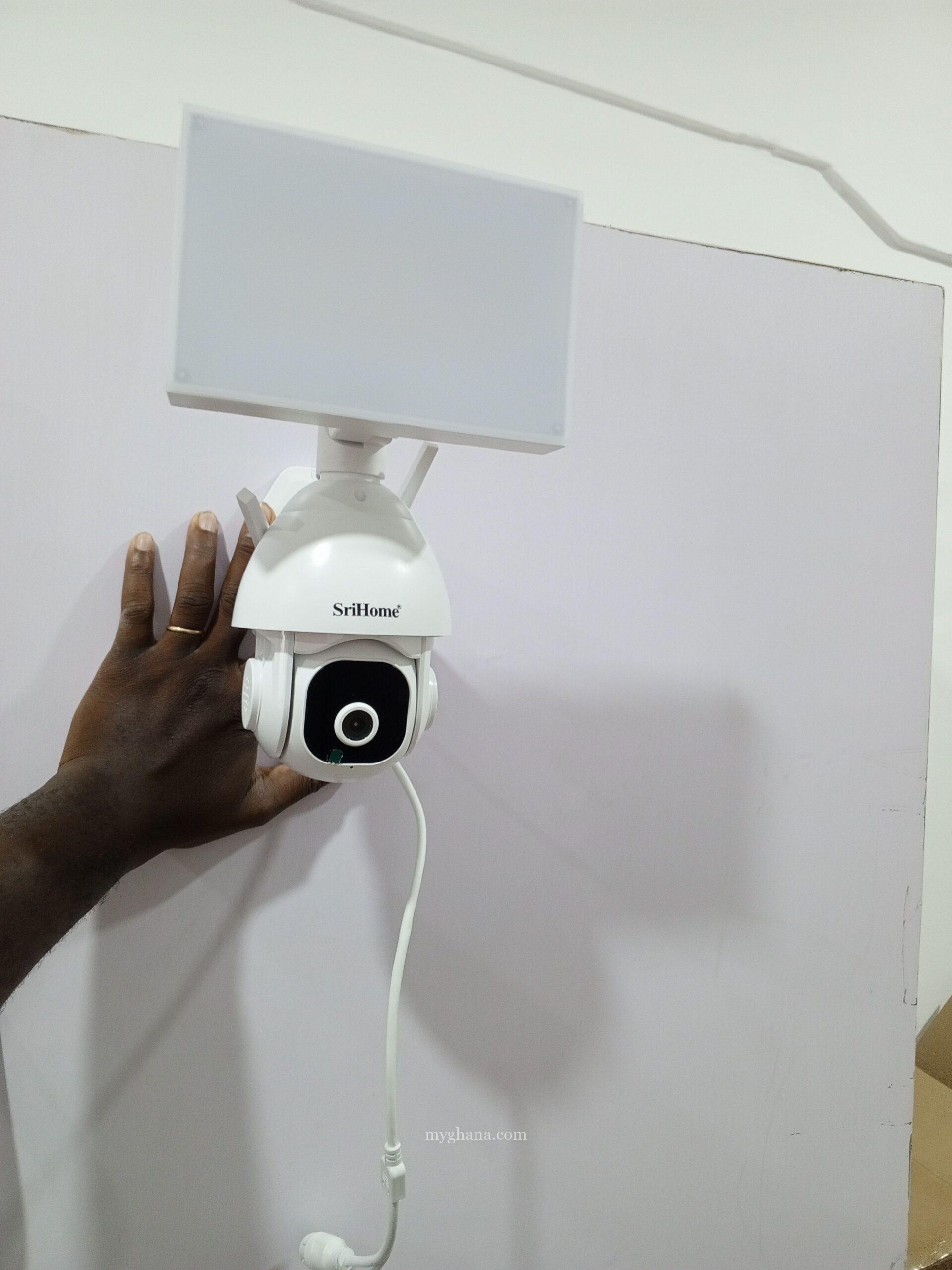 Wireless security camera with floodlight