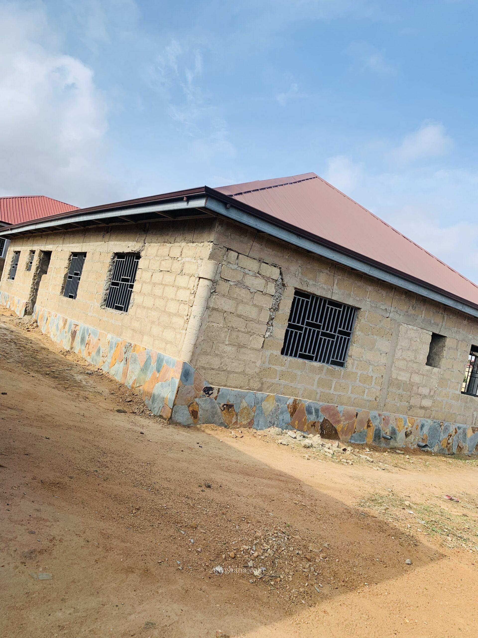 4 Bed rooms house for sale ( uncompleted )