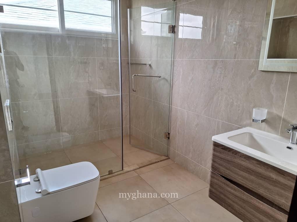 4 bedroom house in a gated community at East Airport to let