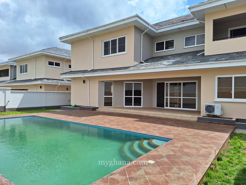 4 bedroom house in a gated community at East Airport to let