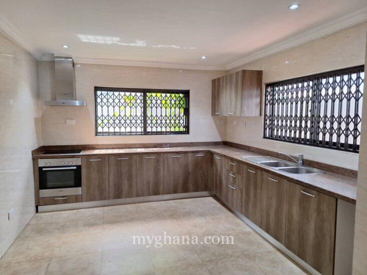 4 bedroom house with garden to let at North Ridge near Alisa Hotel