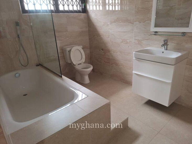 4 bedroom house with pool to let at Airport Residential Area, Accra