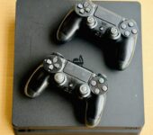 PS4 SLim + 2 Original Controllers & 6 Games
