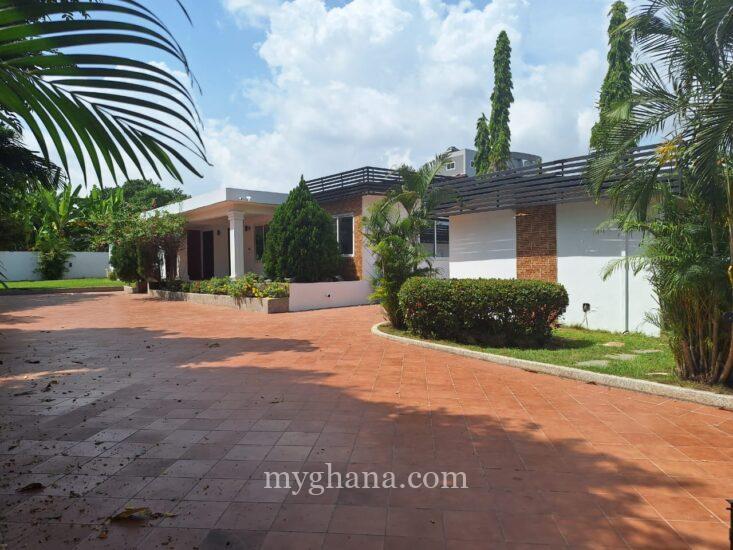 4 bedroom house with garden and outhouse to let at East Legon