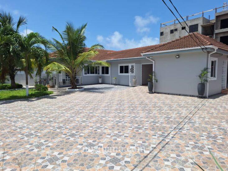 5 bedroom house with large garden to let at Tse Addo
