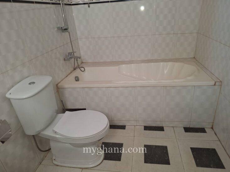 5 bedroom house with large garden to let at Tse Addo