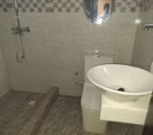 5 bedroom house with large garden to let at Tse Addo