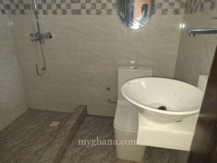 5 bedroom house with large garden to let at Tse Addo
