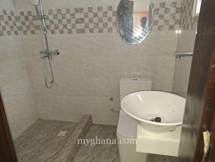 5 bedroom house with large garden to let at Tse Addo