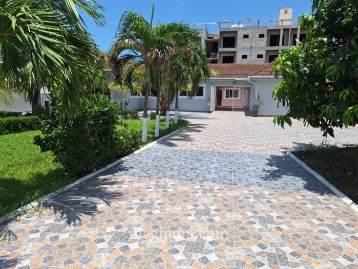 5 bedroom house with large garden to let at Tse Addo