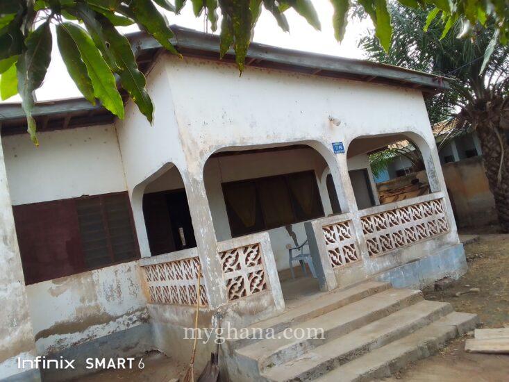 Old 4 bedroom house for sale at Sebrebor -Halleyuya