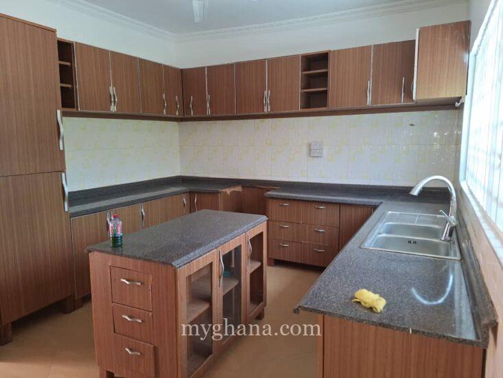 5 bedroom house with large garden to let at Tse Addo