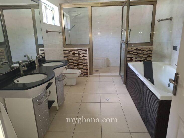 4 bedroom house with swimming and garden to let at Cantonment, Accra