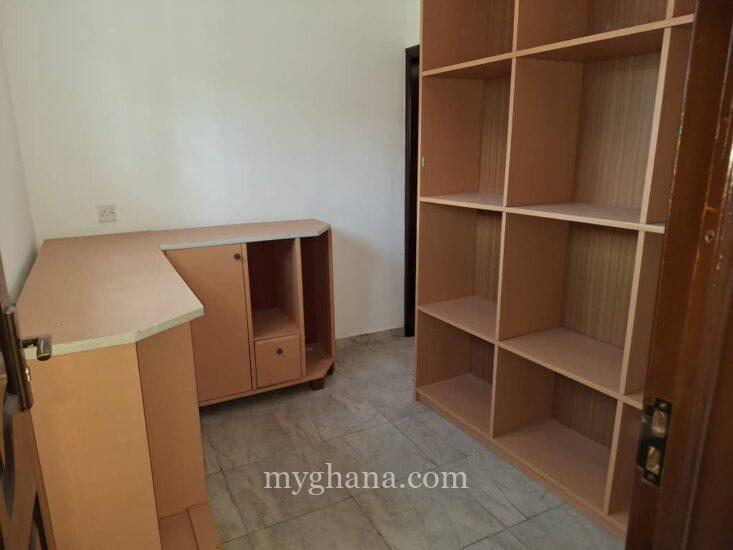 5 bedroom house with large garden to let at Tse Addo