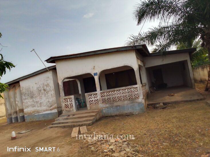 Old 4 bedroom house for sale at Sebrebor -Halleyuya
