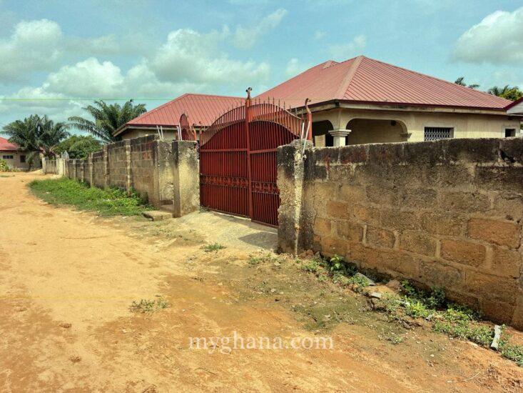 EXECUTIVE 4 BEDROOM, 2 SEPARATE BOYSQUARTERS FOR SALE AT MEDIE