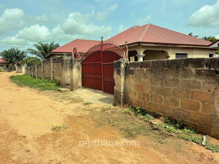 EXECUTIVE 4 BEDROOM, 2 SEPARATE BOYSQUARTERS FOR SALE AT MEDIE