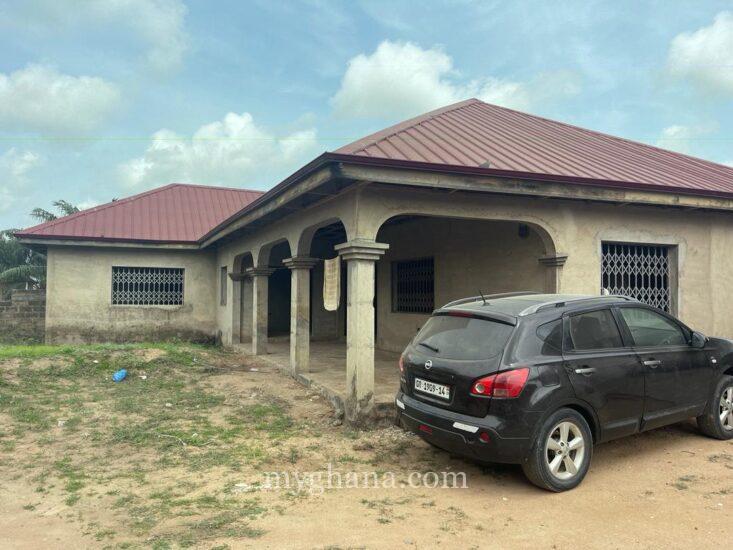 EXECUTIVE 4 BEDROOM, 2 SEPARATE BOYSQUARTERS FOR SALE AT MEDIE