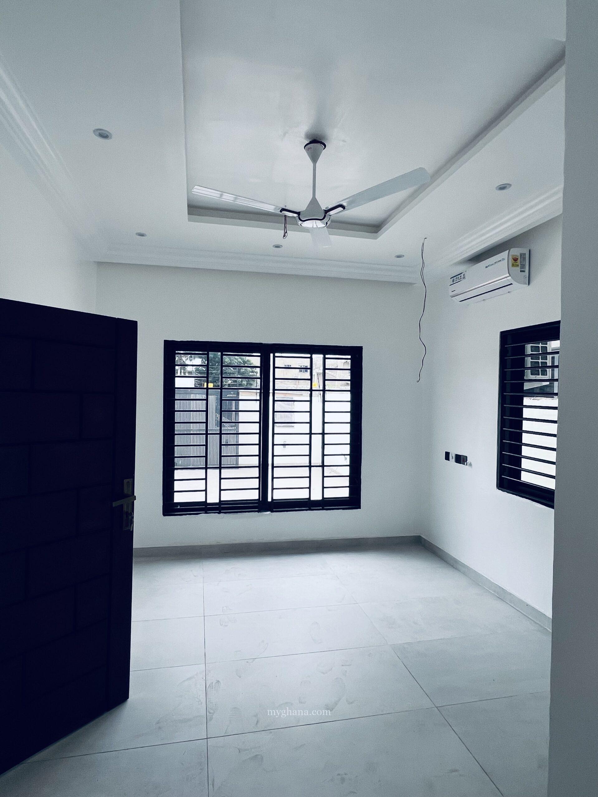 2bedroom house for sale @Lake side Botwe