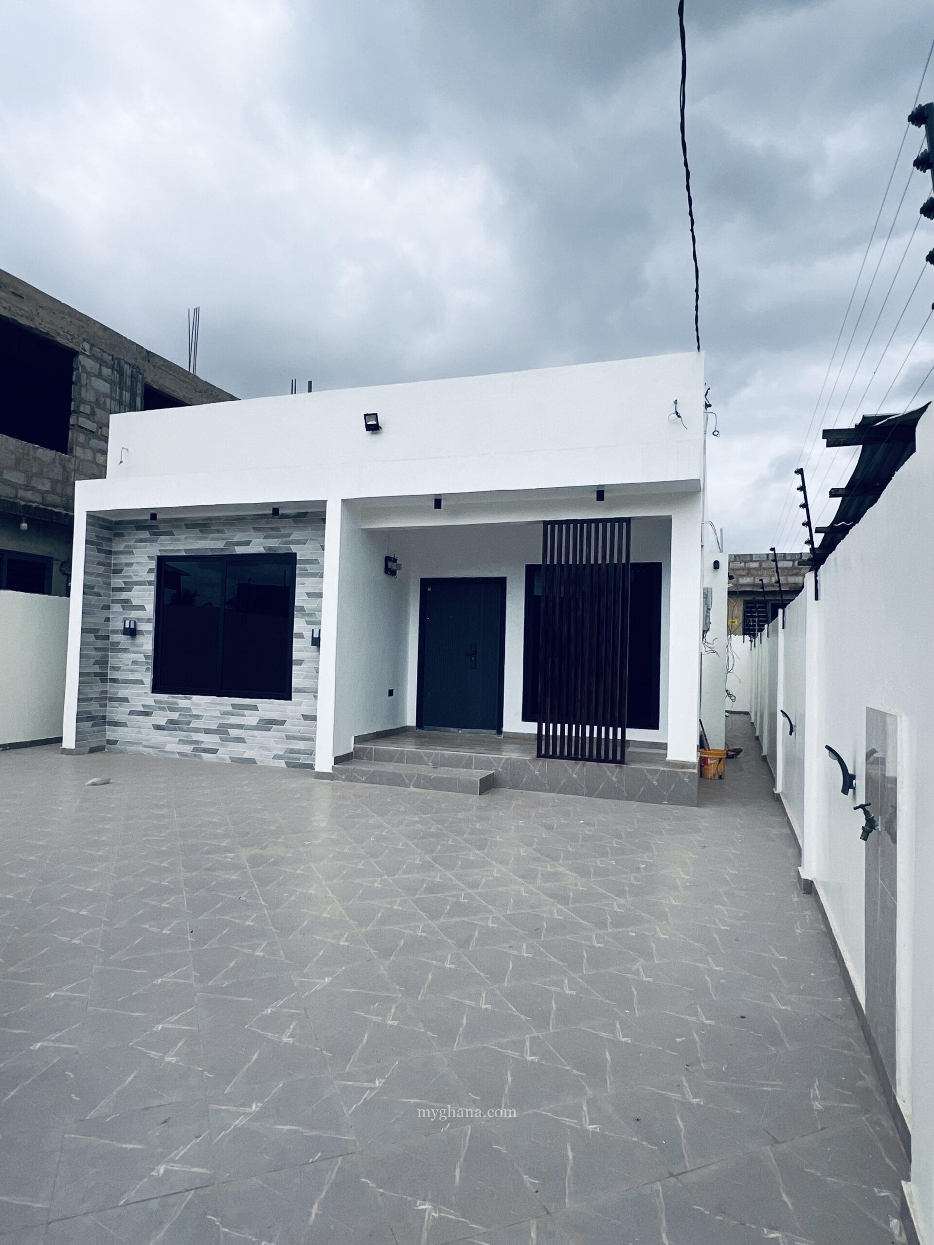 2bedroom house for sale @Lake side Botwe