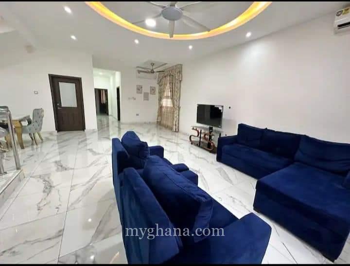 4 bedrooms house for rent at Lakeside