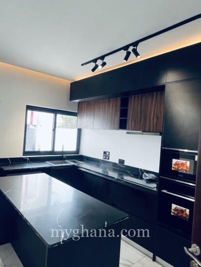 3bedroom house for rent in Adjiringanor school junction