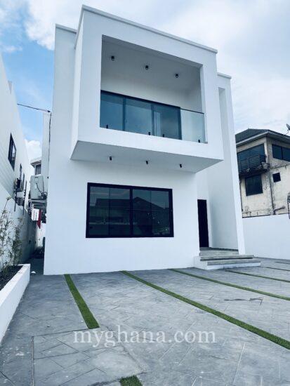 Executive newly built 4bedroom house for rent at school Juntion going for 4