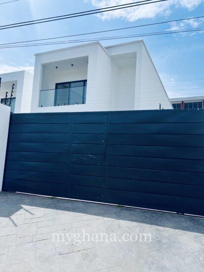 Executive newly built 4bedroom house for rent at school Juntion going for 4