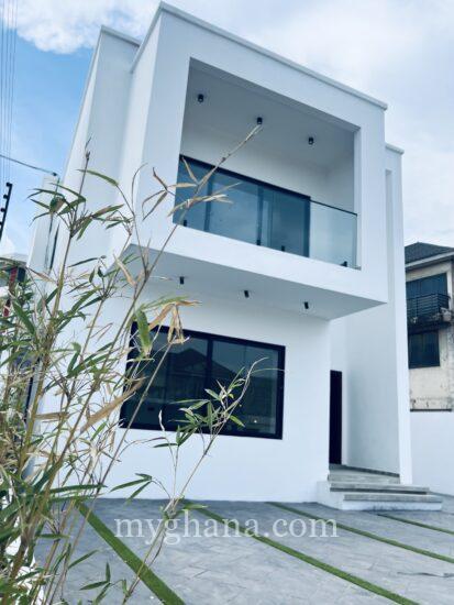 Executive newly built 4bedroom house for rent at school Juntion going for 4