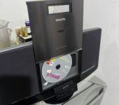 Portable Philips sound system play USB /fm/cd iPod port /audio in aux