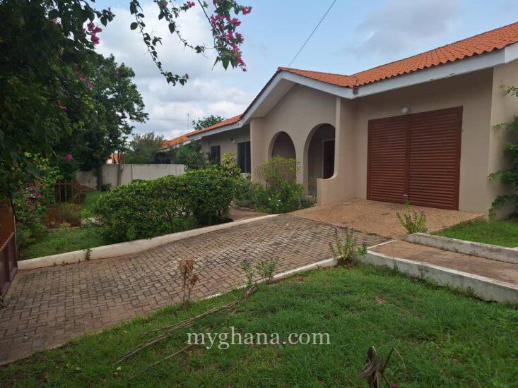 Three bedroom house to let at Regimanuel Estate, East Airport, Accra