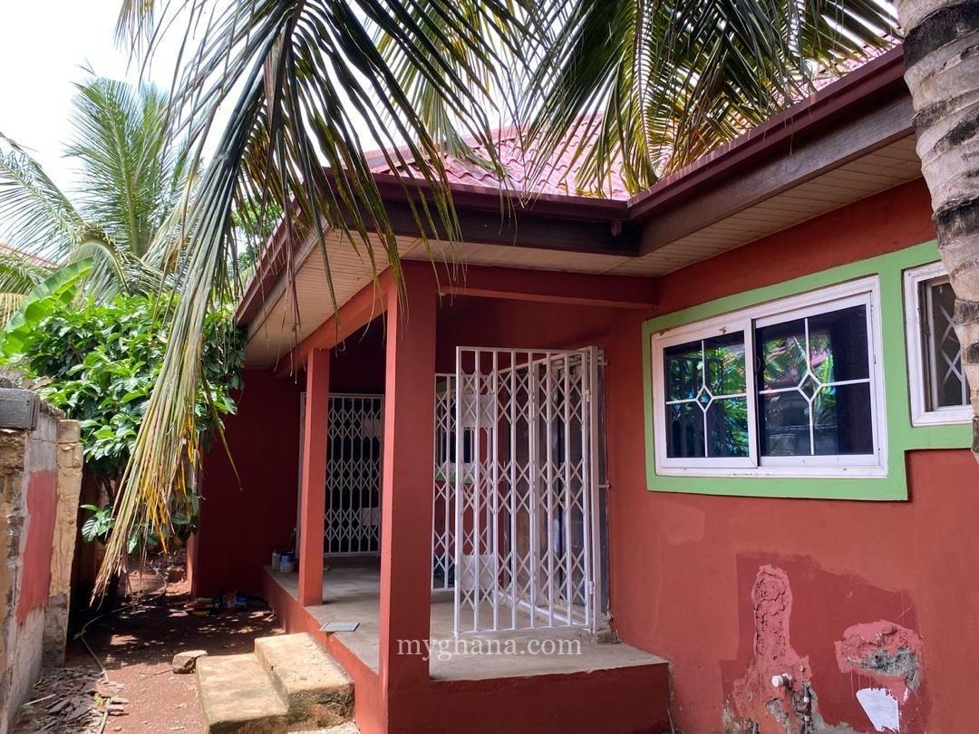 5-Bedroom House + One Outhouse on a 100x80FT Plot for sale at Tema Communit
