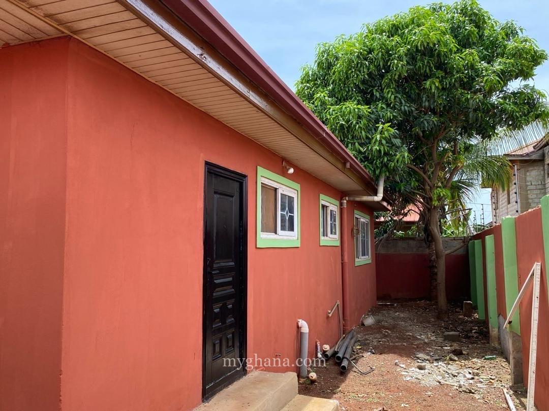 5-Bedroom House + One Outhouse on a 100x80FT Plot for sale at Tema Communit