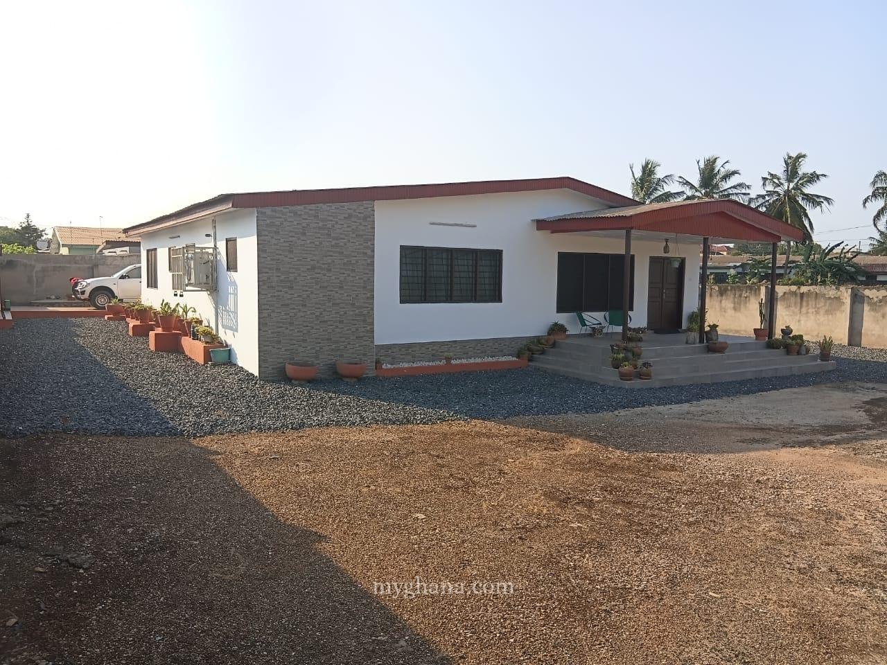 Three bedroom house for sale at Tema Community 20, Ghana