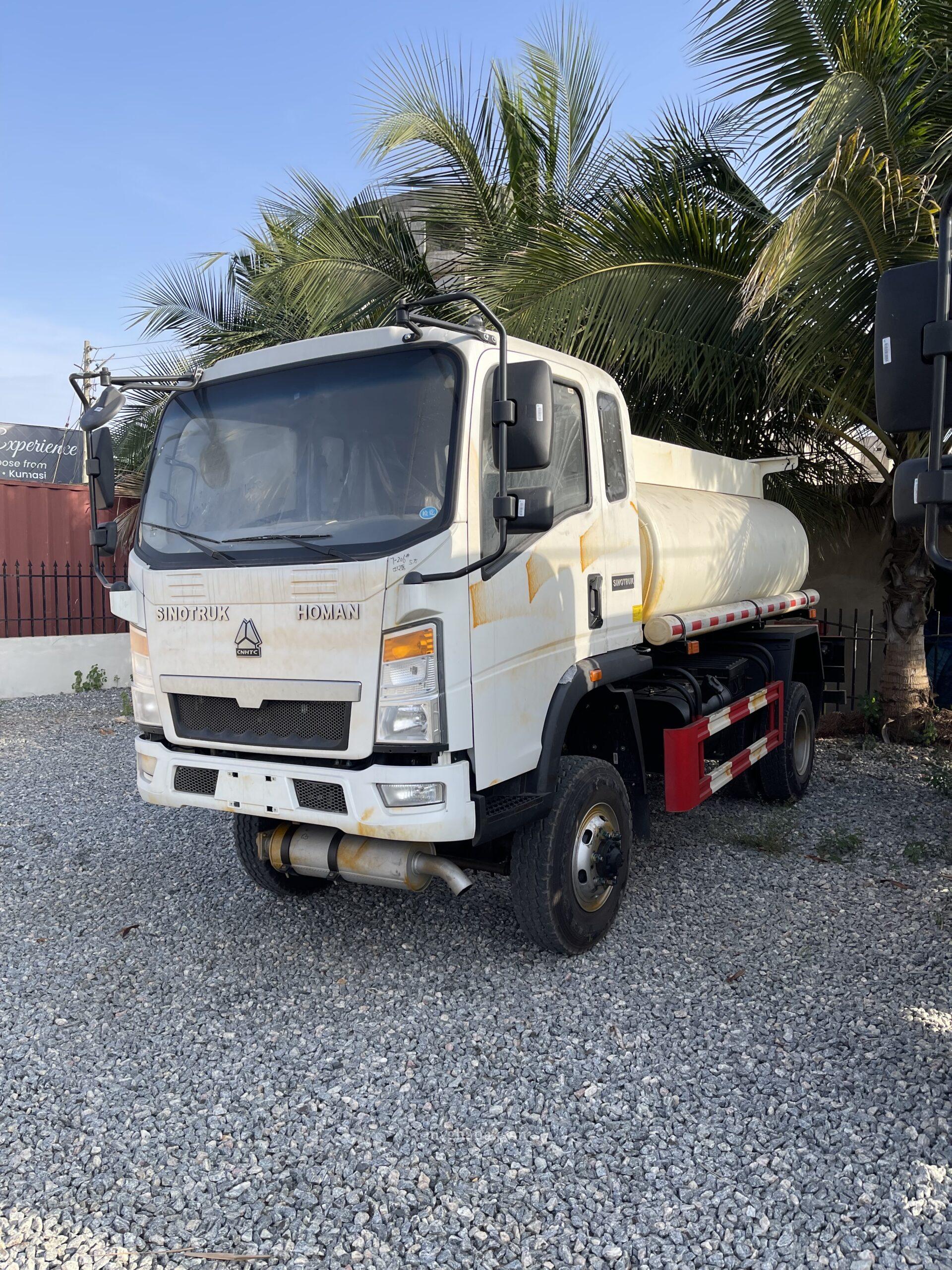 SINOTRUK HOWO 5000L 4X4 LIGHT REFUELING OIL TRUCK LHD