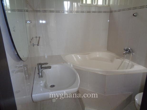 4 bedroom house with swimming pool to let at Ridge