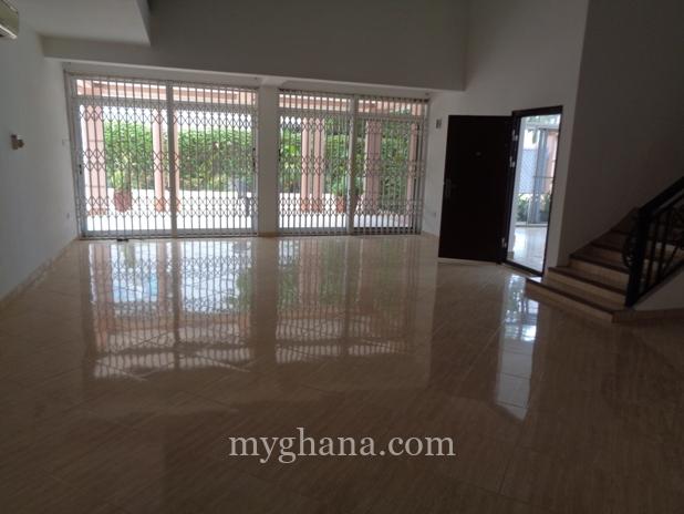4 bedroom house with swimming pool to let at Ridge