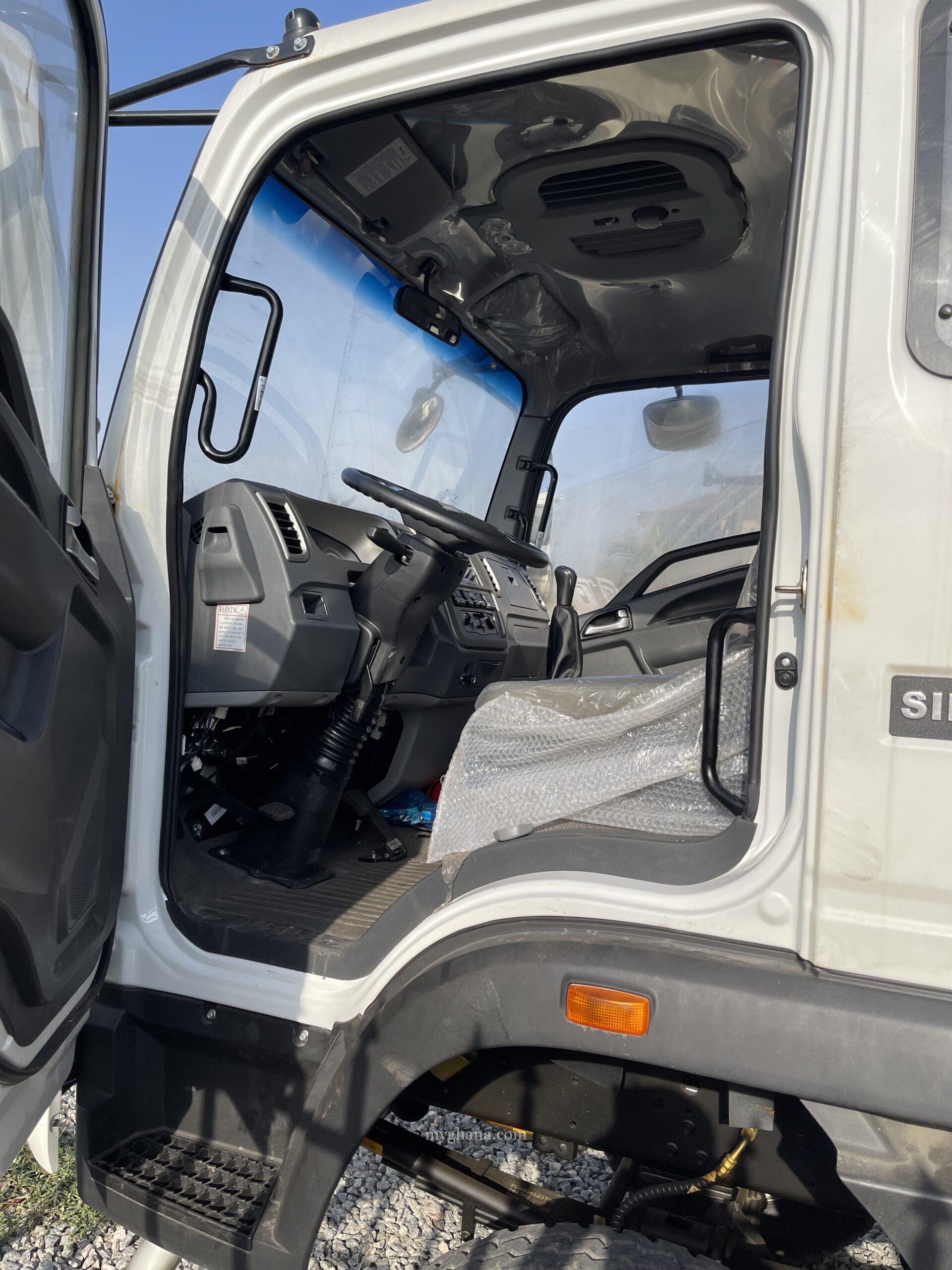 SINOTRUK HOWO 5000L 4X4 LIGHT REFUELING OIL TRUCK LHD
