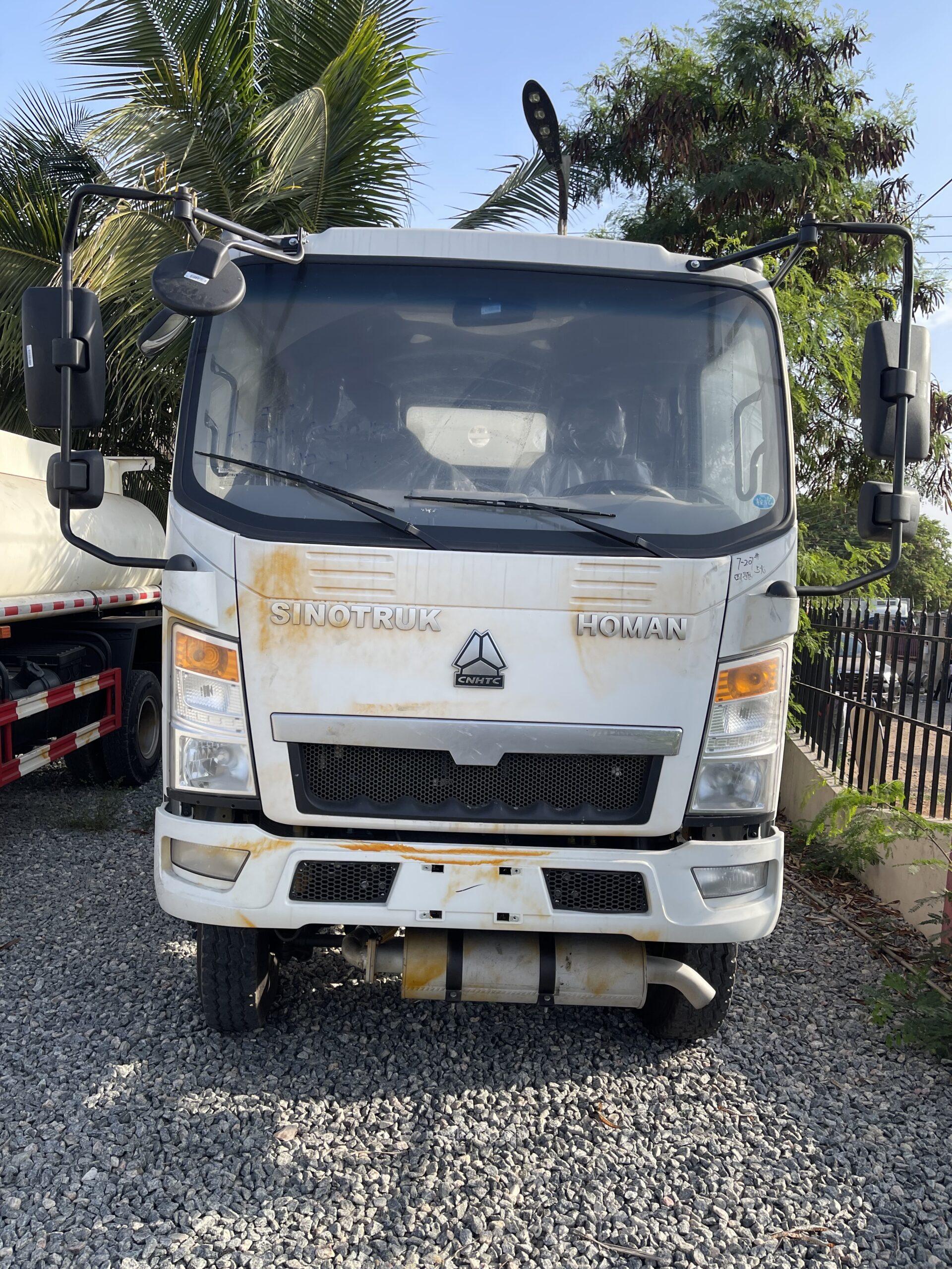 SINOTRUK HOWO 5000L 4X4 LIGHT REFUELING OIL TRUCK LHD