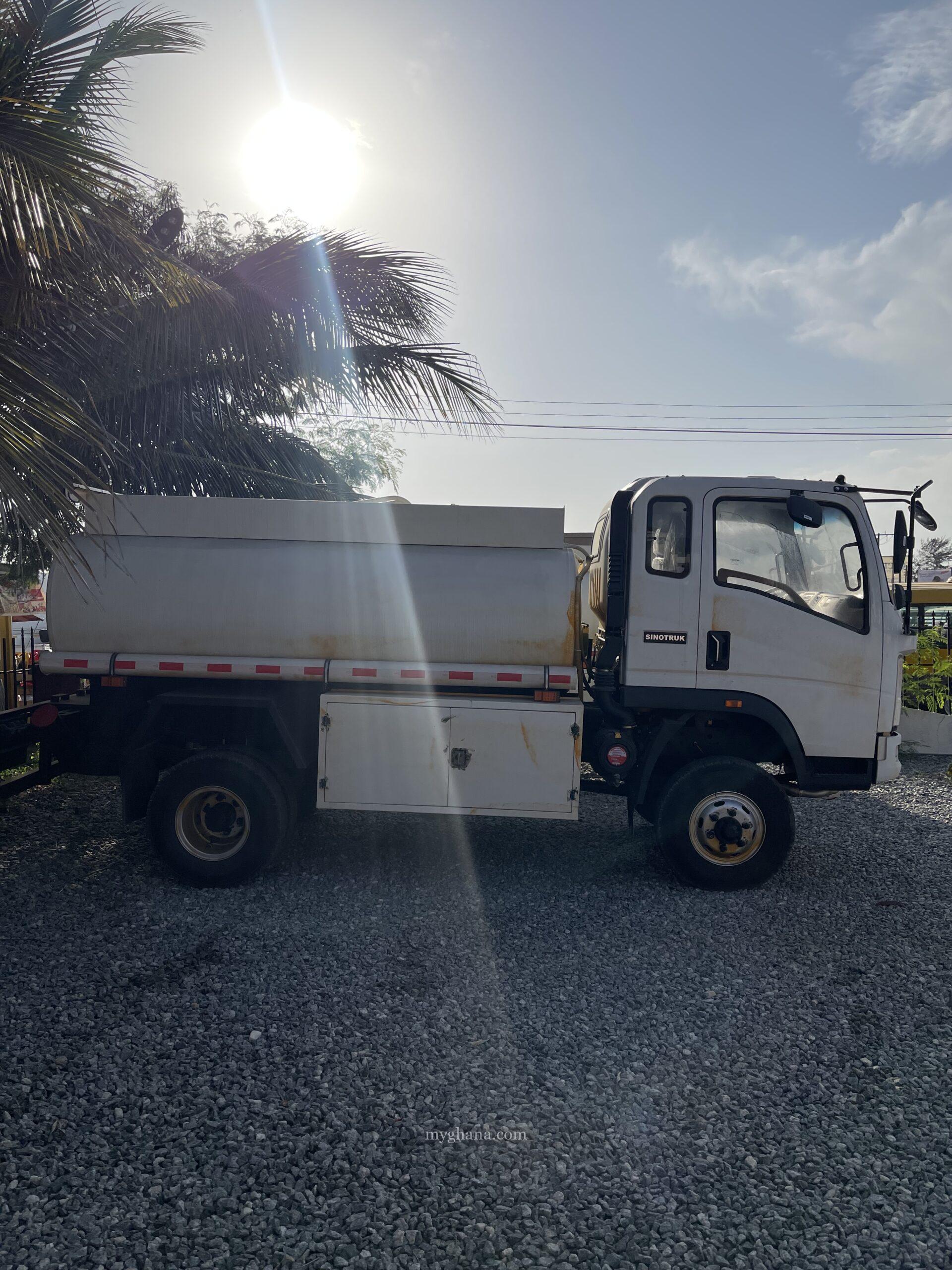 SINOTRUK HOWO 5000L 4X4 LIGHT REFUELING OIL TRUCK LHD