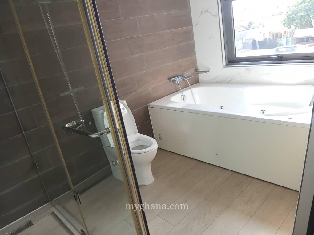 5 bedroom house to let at East Legon near American House, Accra