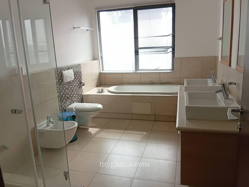 Executive three bedroom townhouse to let at Airport Residential Area, Accra