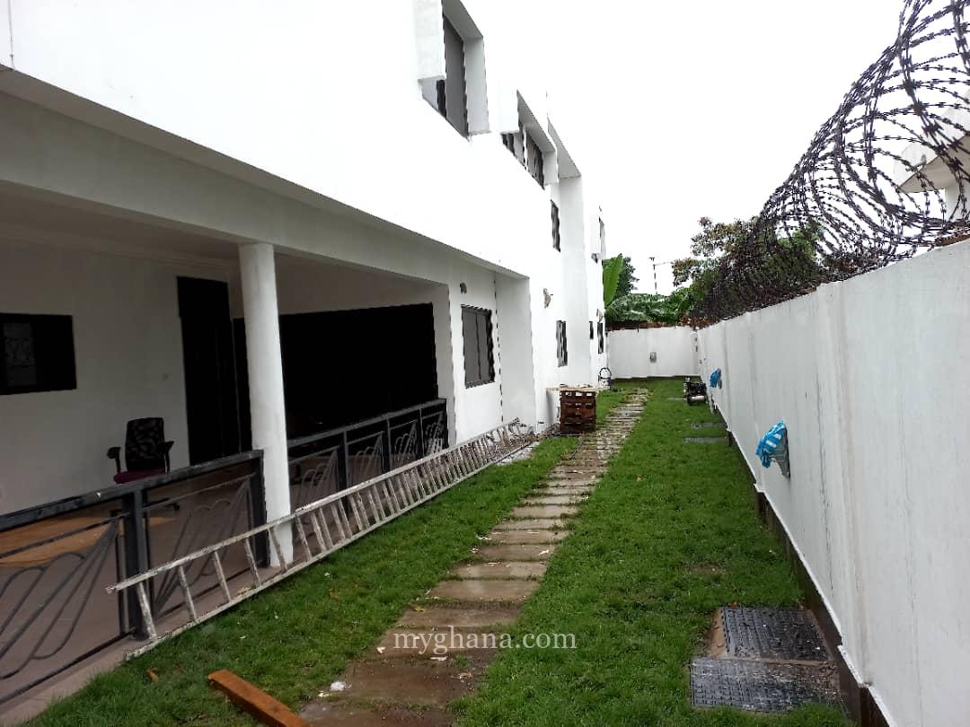Three bedroom house to let at Labone, Accra