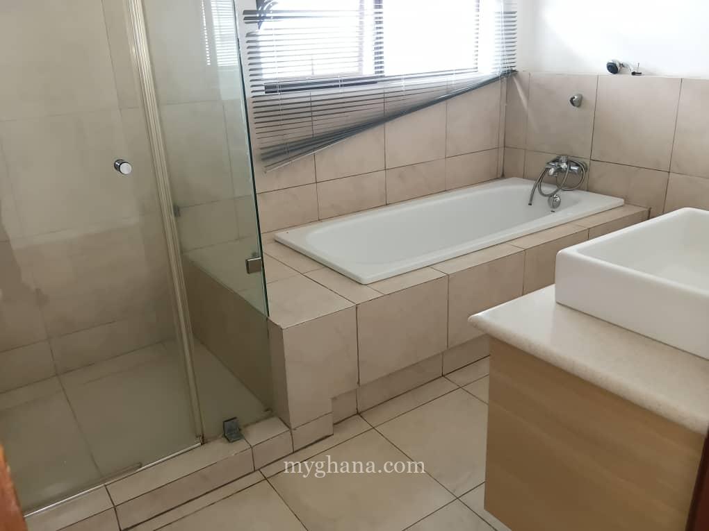Executive three bedroom townhouse to let at Airport Residential Area, Accra