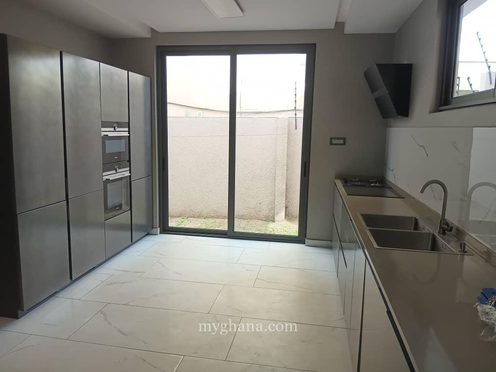 5 bedroom house to let at East Legon near American House, Accra